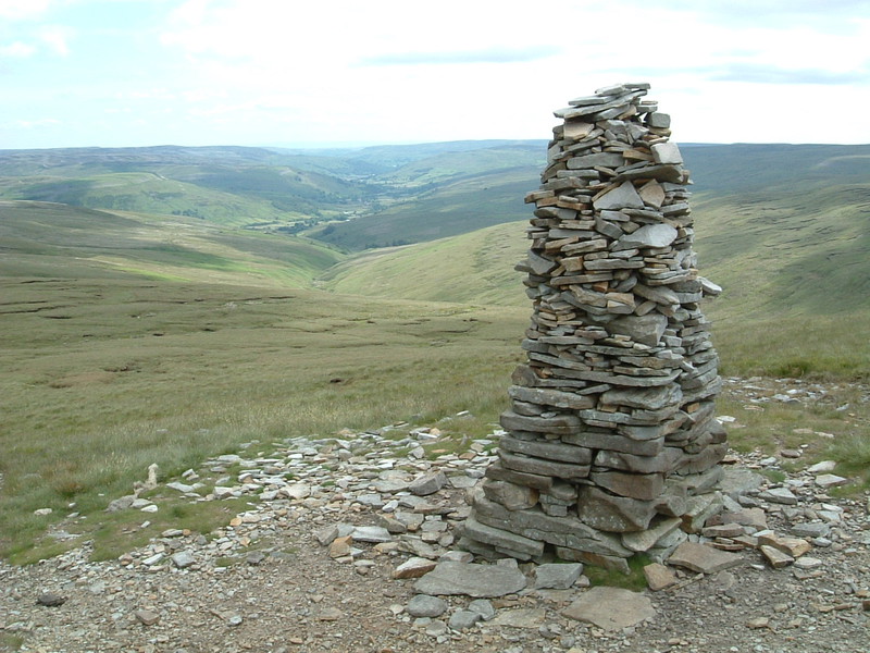 A cairn on the descent into Thwaite