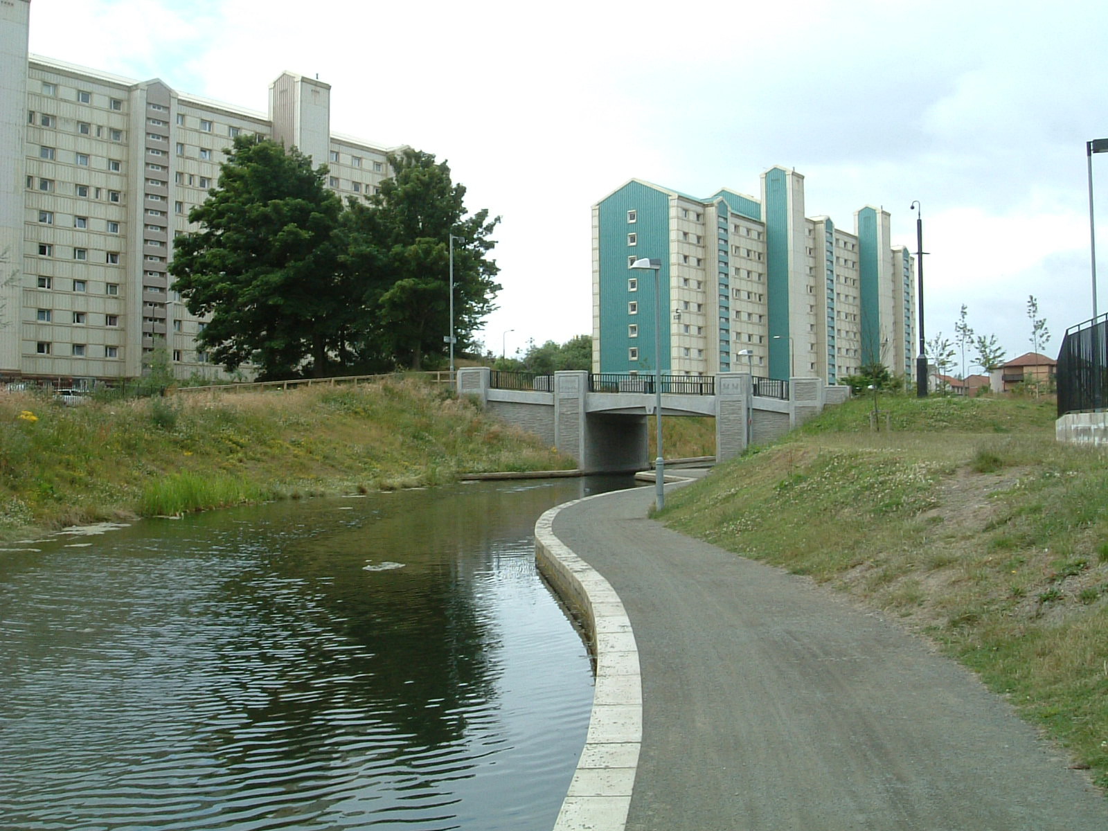 A distinctly suburban scene on the Union Canal outside Edinburgh